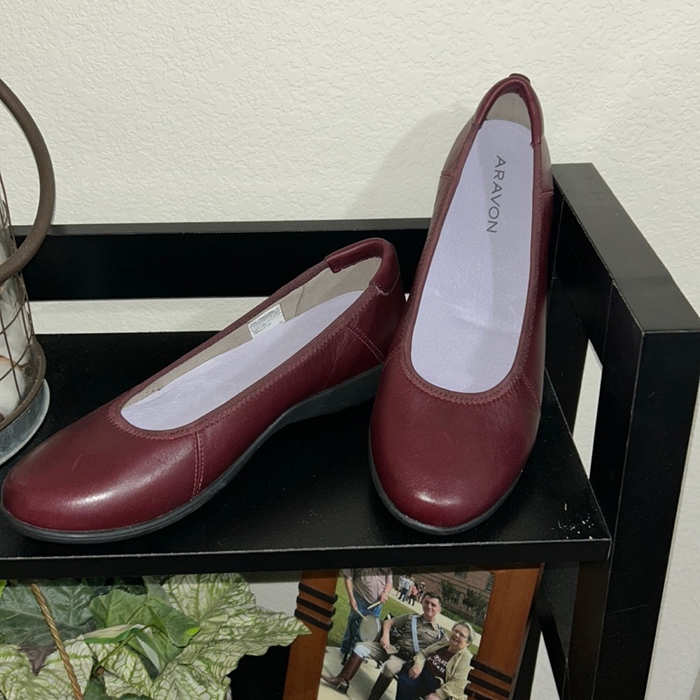 🤩NWOT Aravon by Rockport size 9 burgundy dress flats- never worn